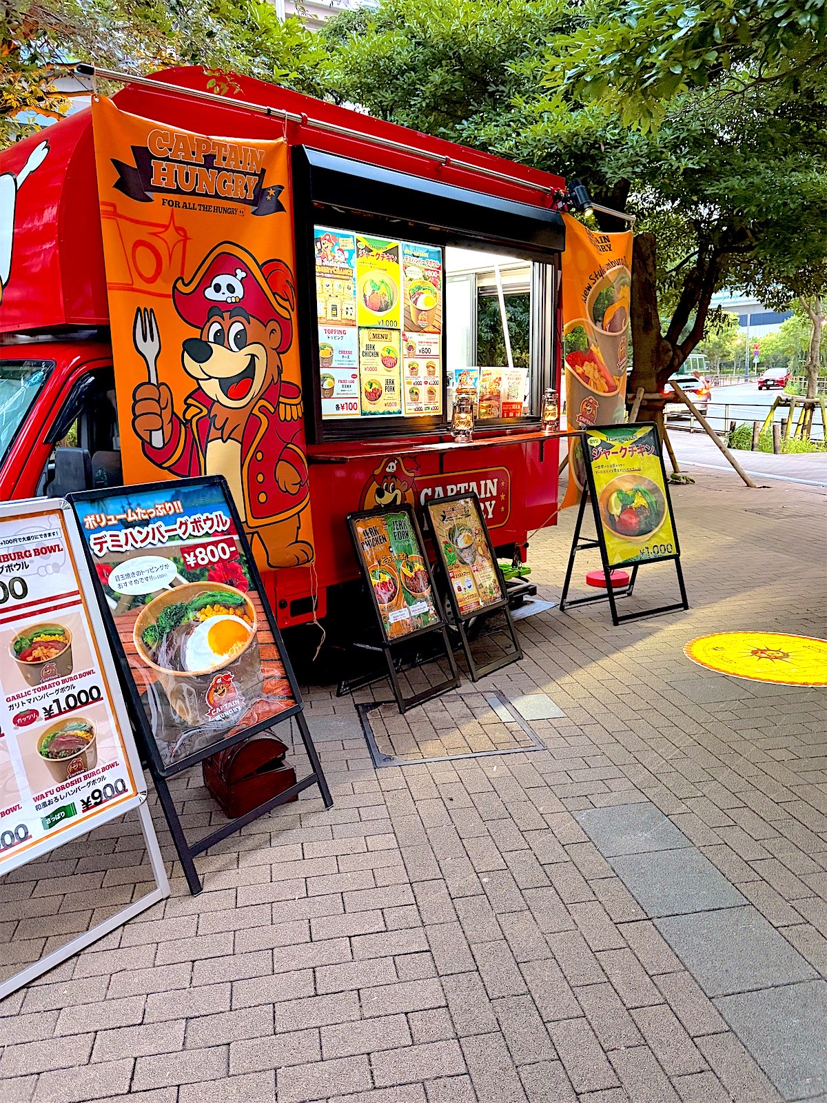 ランタンが灯るCAPTAIN HUNGRYの赤いキッチンカー